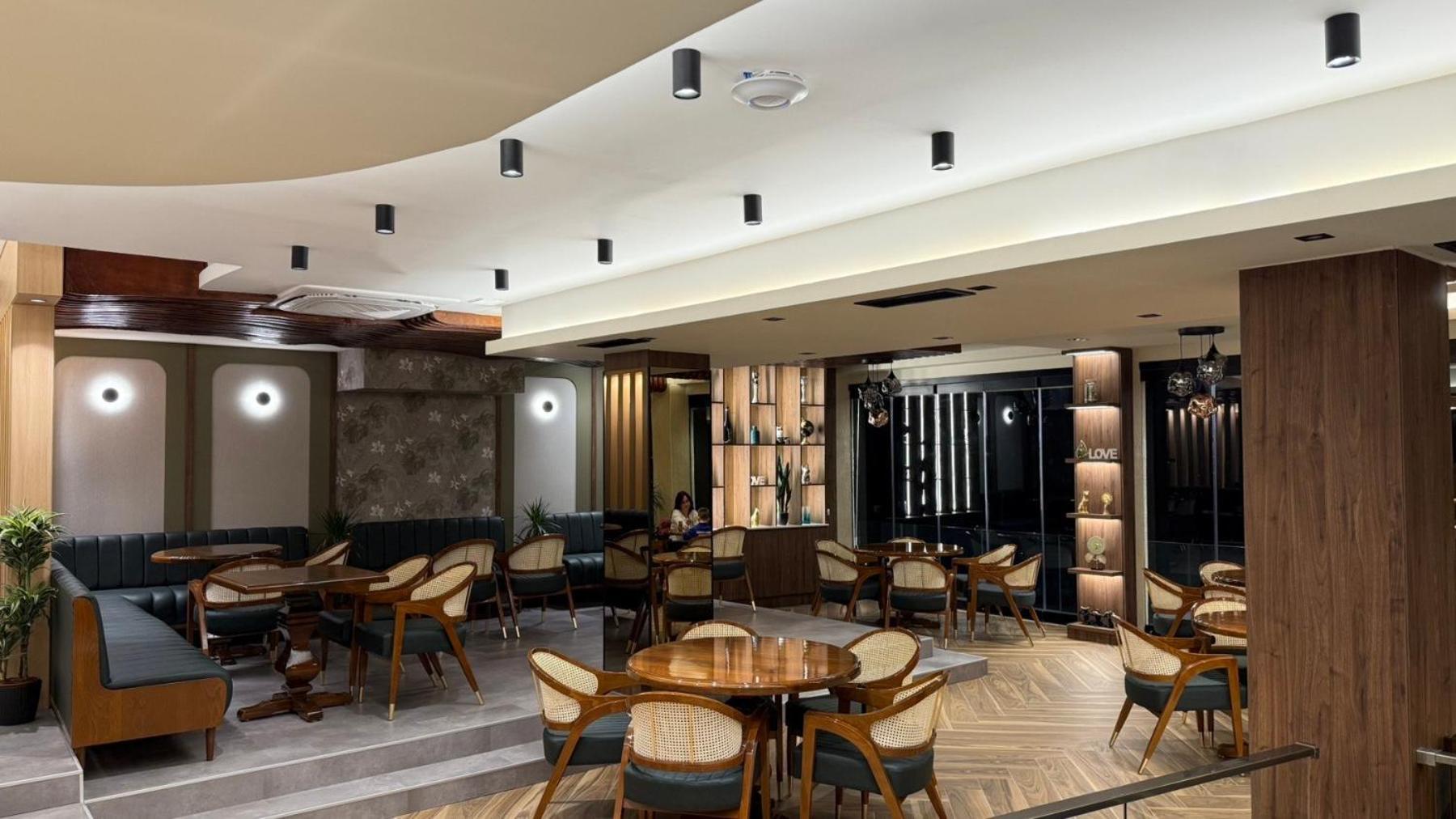 Continental Hotel 乌尔齐尼 外观 照片